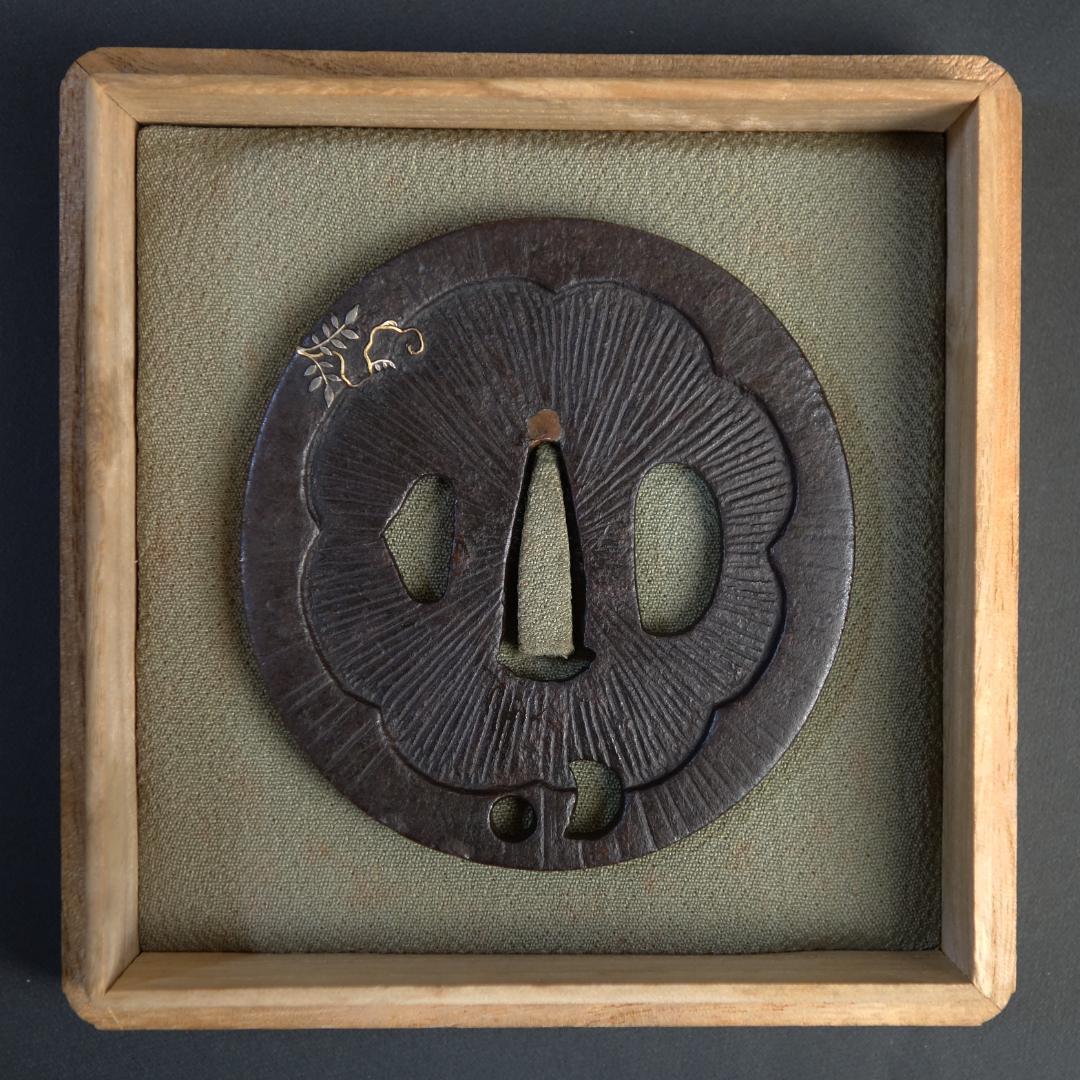 鍔 鐔 鉄地 刀装具 武具 骨董【阿弥陀鑢 金銀象嵌 藤図鍔】(鍔箱付き)