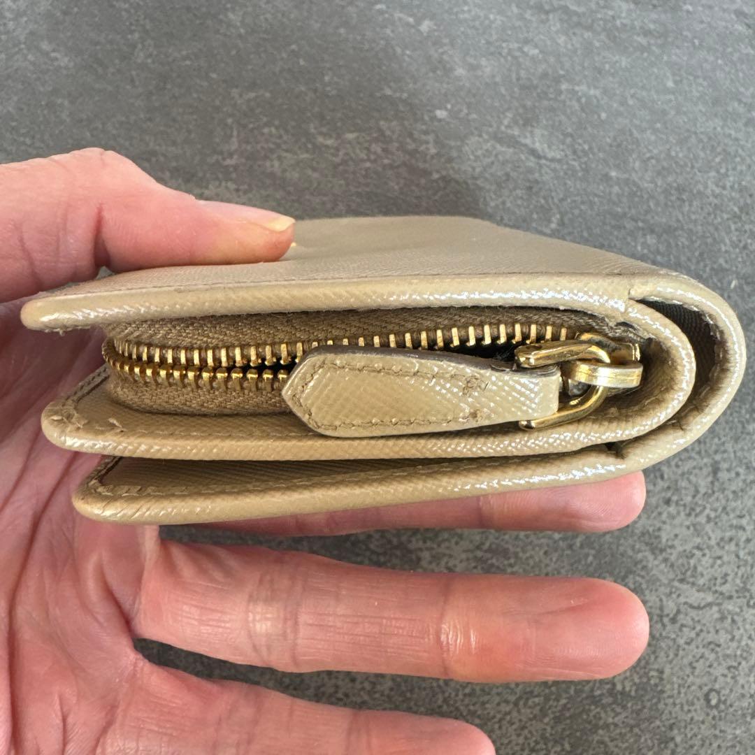 PRADA レザー 二つ折り財布 ベージュ