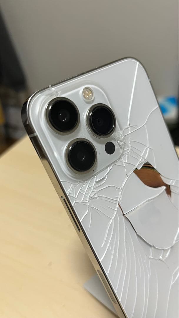 【SIMフリー】iPhone 13 Pro 256GBシルバー 背面ひび割れ