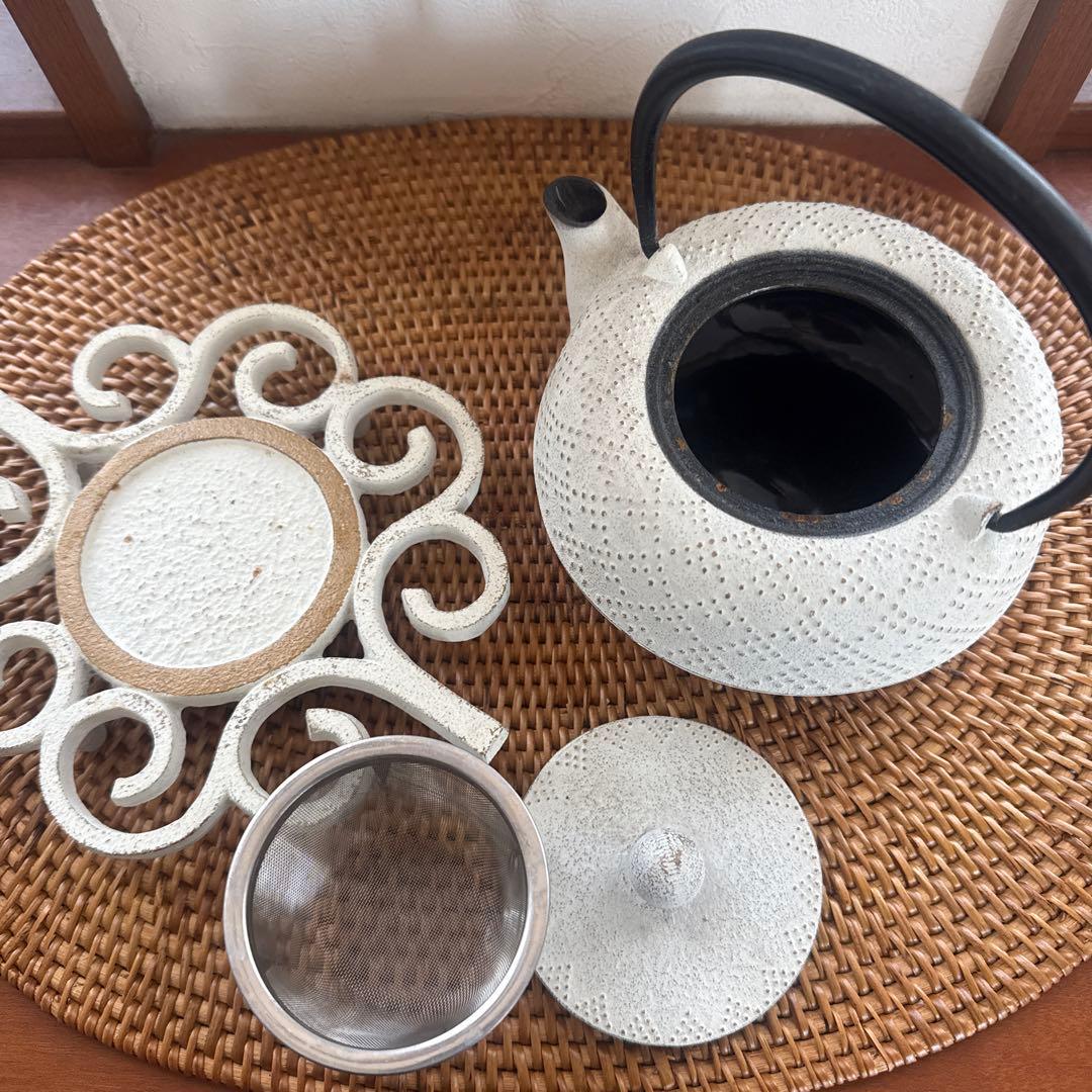 白い鋳鉄製鉄瓶とスタンドアンシャンテジャポン