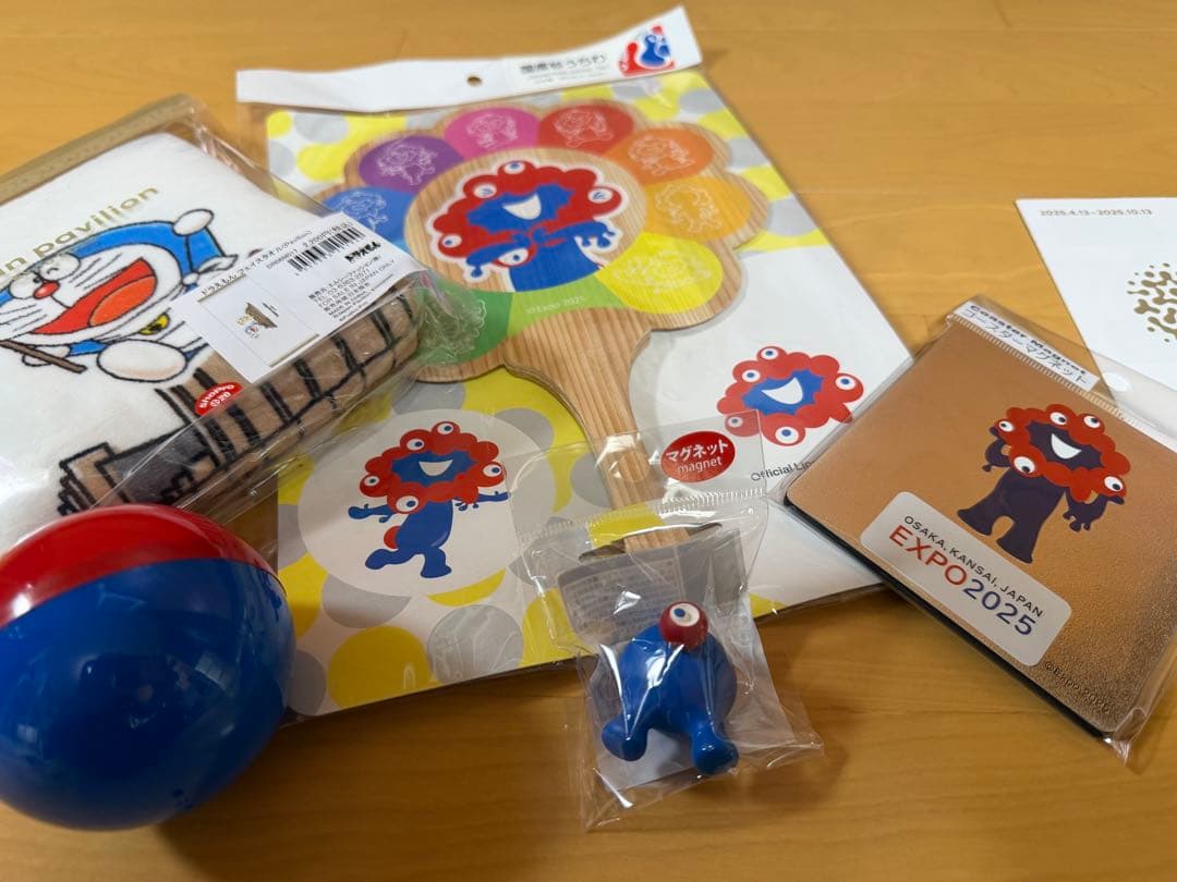 大阪万博　ミャクミャクお尻マグネット　藻キティアクリルスタンプ　ドラえもんタオル