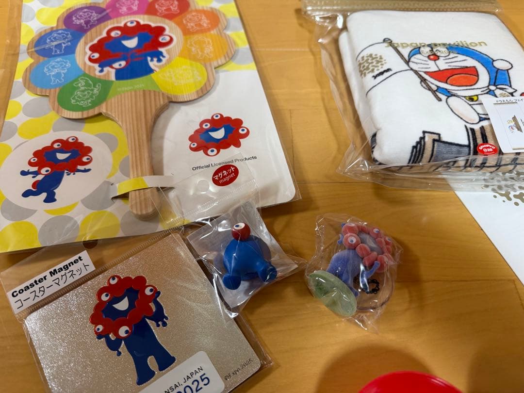 大阪万博　ミャクミャクお尻マグネット　藻キティアクリルスタンプ　ドラえもんタオル