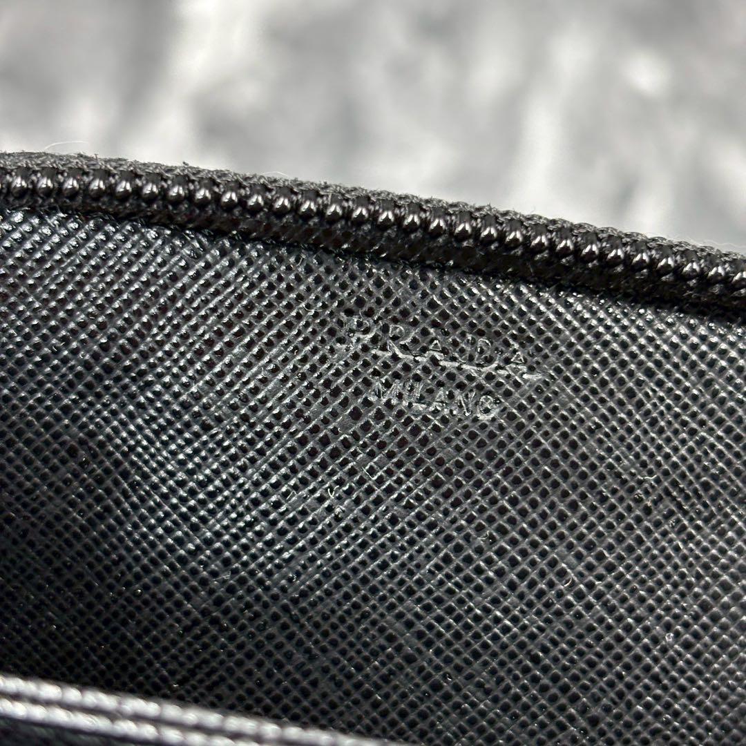 ✨極美品✨ PRADA ケース サフィアーノレザー ラウンド 三角 黒