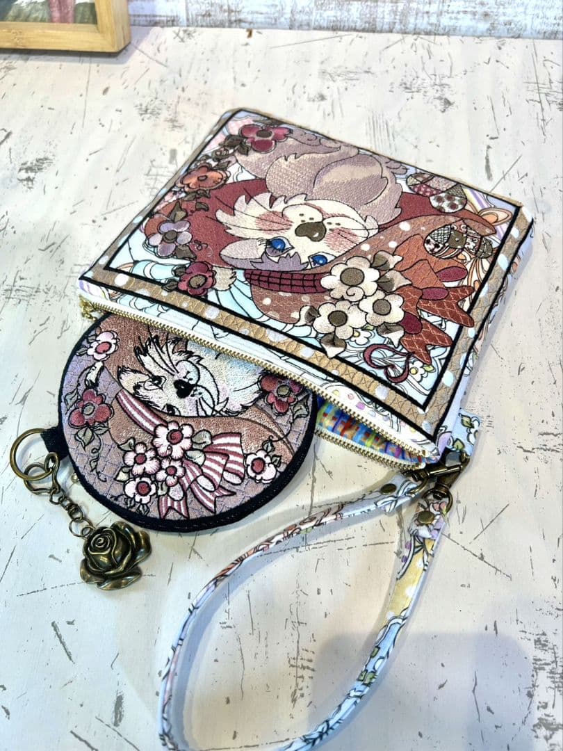 ロラライハリス♡刺繍のポーチ♡総刺繍ケース♡お纏め出品