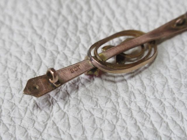 ◆1800年代 英国製！K9ピンクゴールド9金 ルビーとメレダイヤ2個 ブローチ