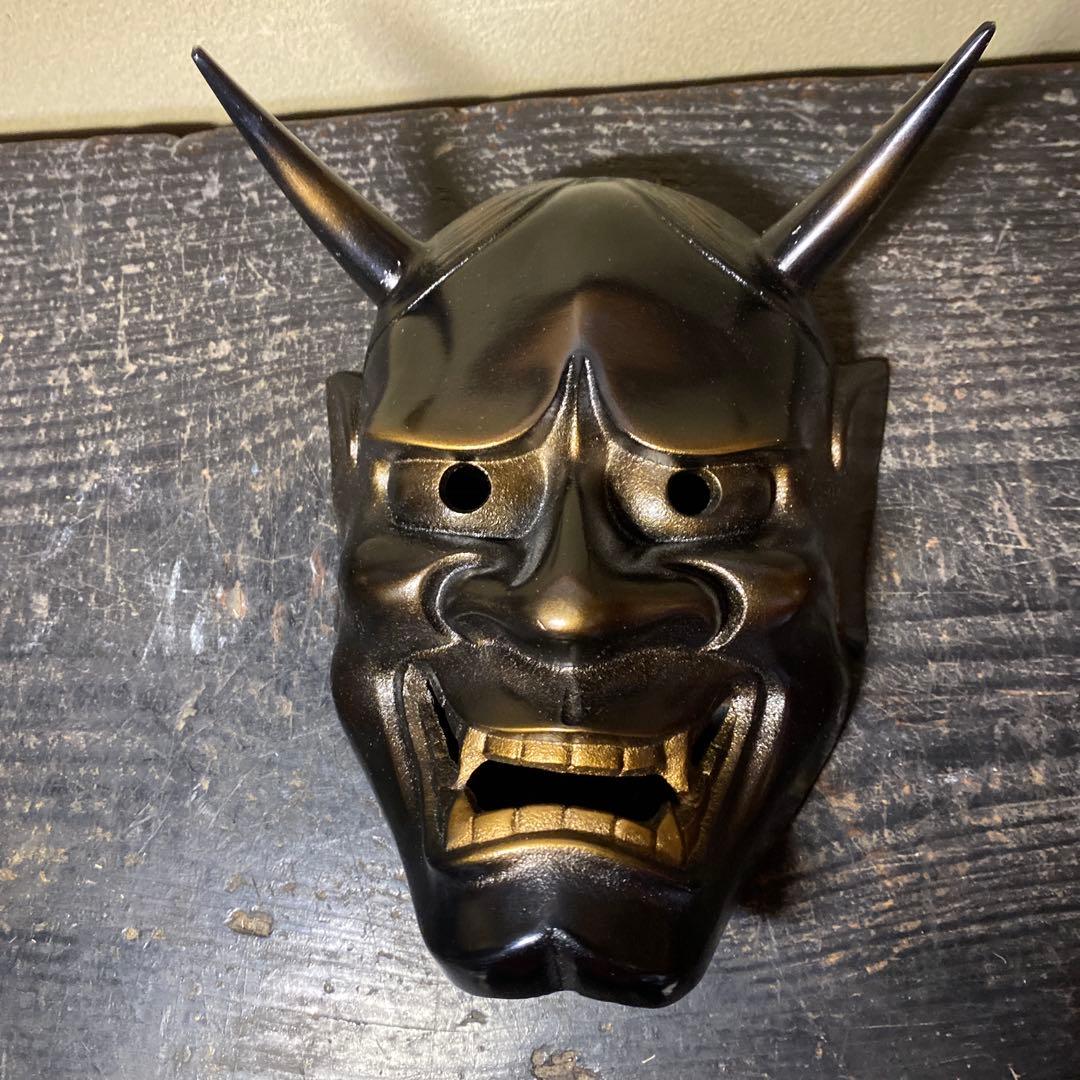 鬼の面 黒色 金色の歯