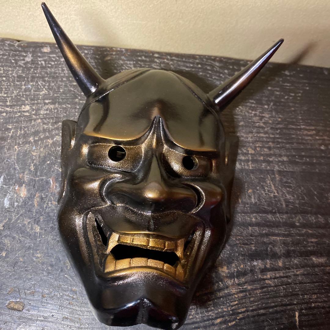 鬼の面 黒色 金色の歯