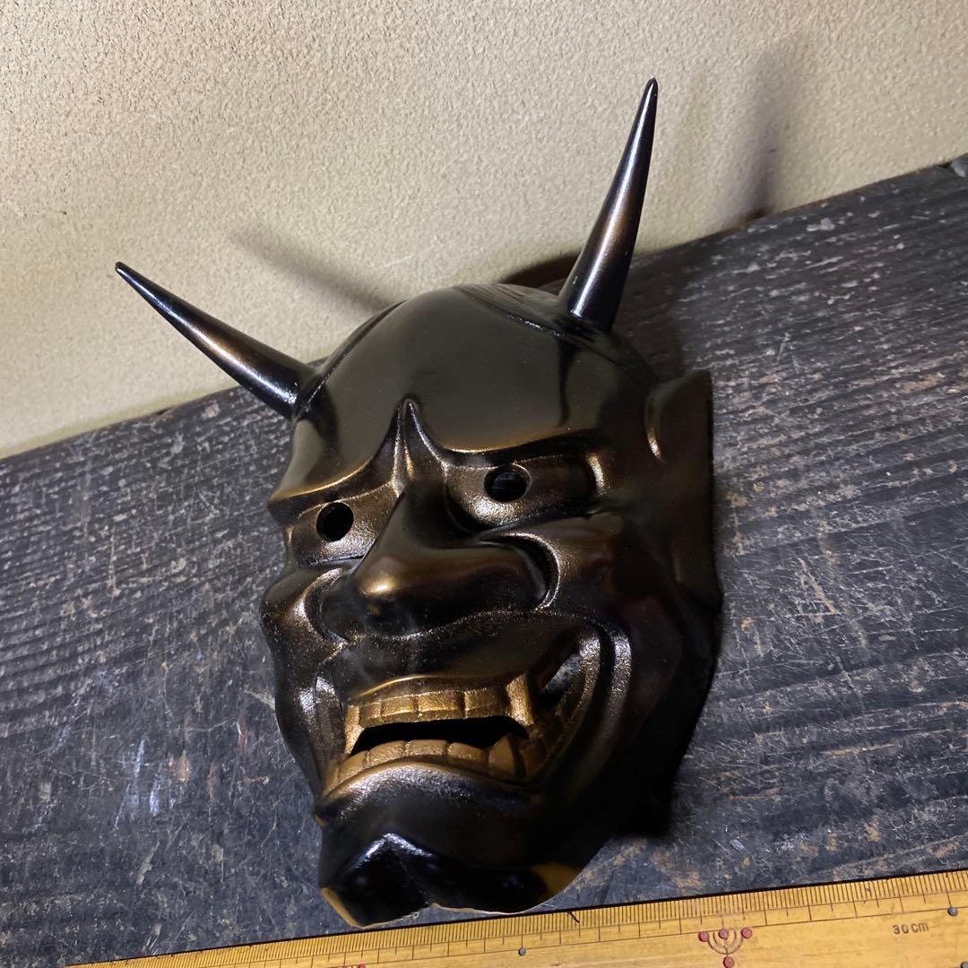 鬼の面 黒色 金色の歯