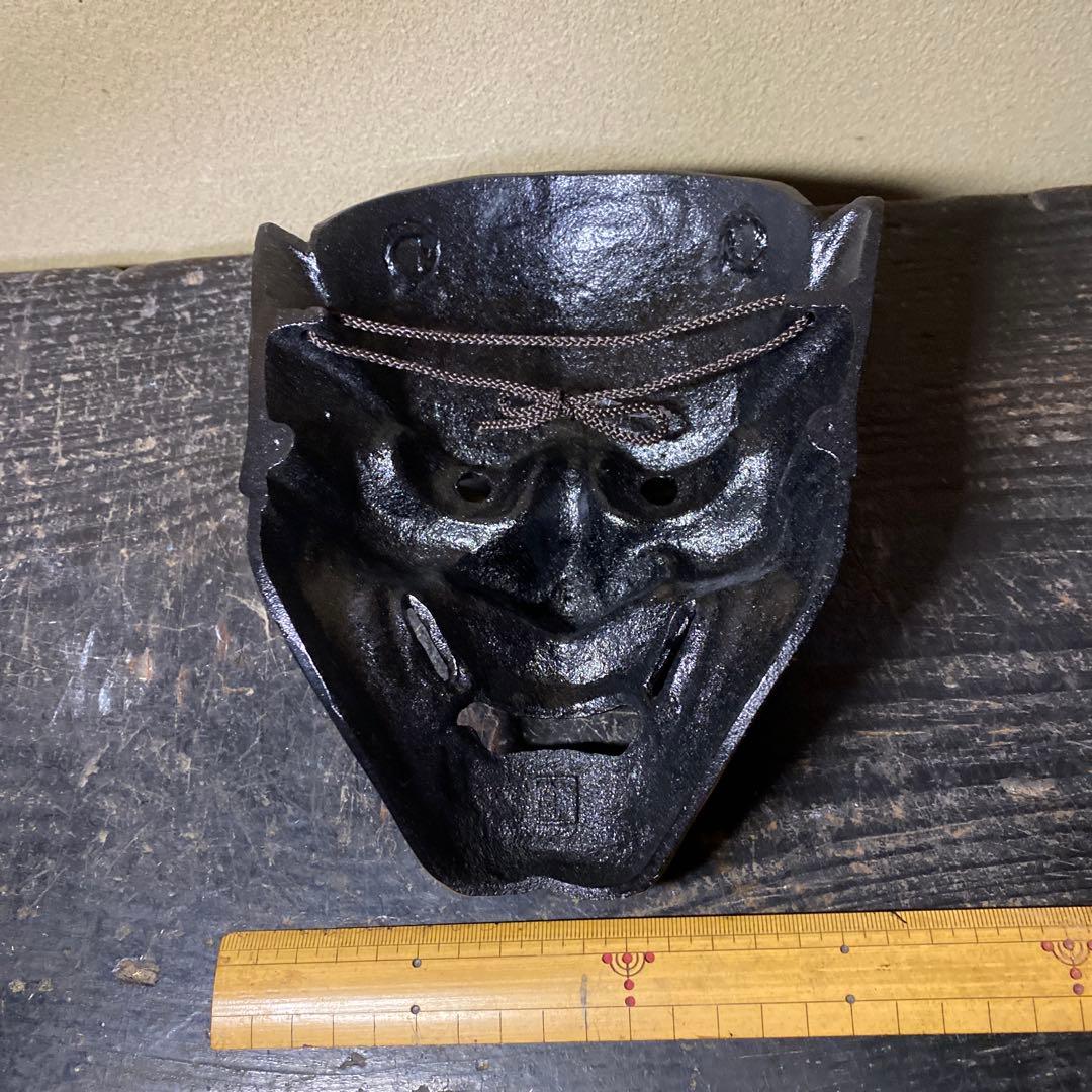 鬼の面 黒色 金色の歯