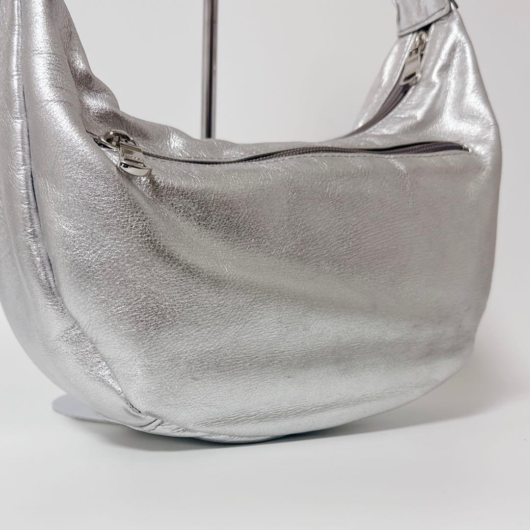 【人気商品】russet ショルダーバッグ　シルバー　ラウンドショルダー　レザー