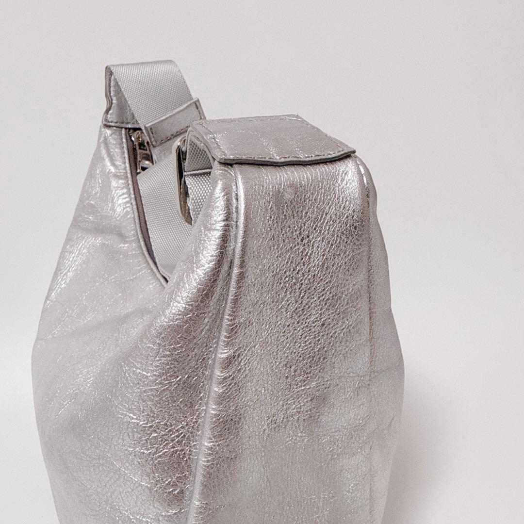 【人気商品】russet ショルダーバッグ　シルバー　ラウンドショルダー　レザー