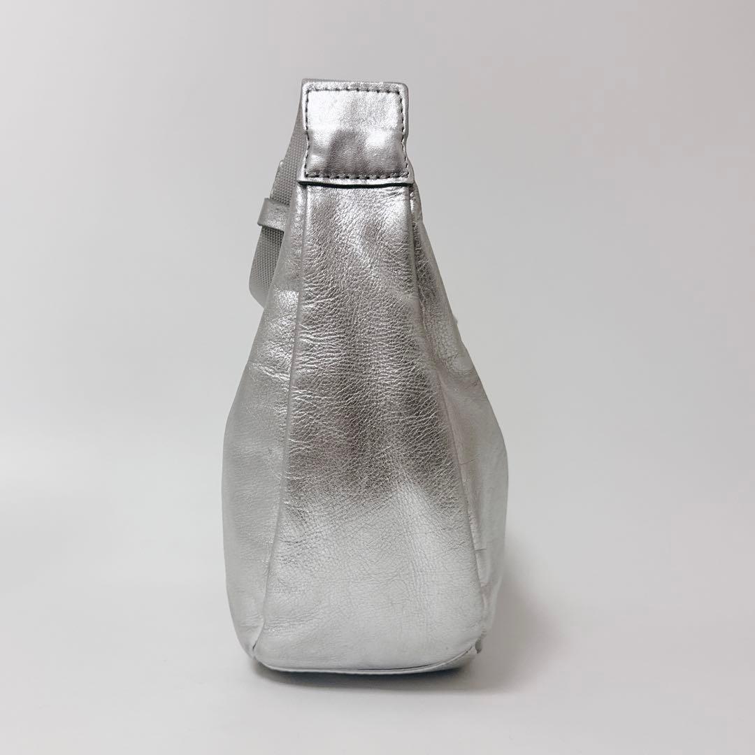 【人気商品】russet ショルダーバッグ　シルバー　ラウンドショルダー　レザー