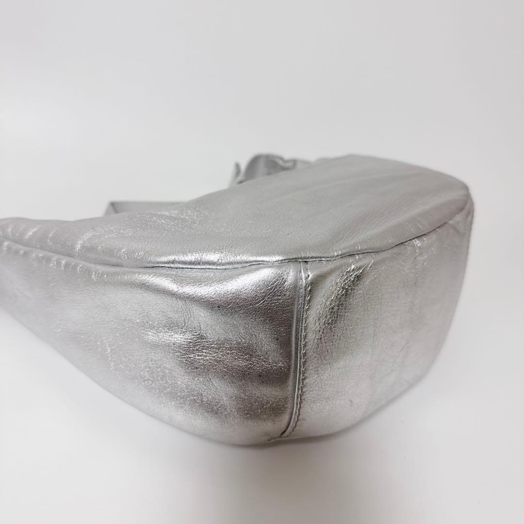 【人気商品】russet ショルダーバッグ　シルバー　ラウンドショルダー　レザー