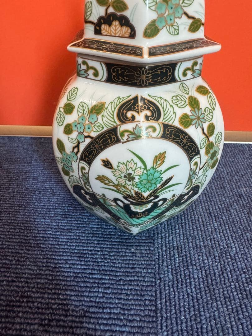 2028 有田焼 前山陶器 染錦山 庫山窯 金ラインの花柄模様 六角飾り壺