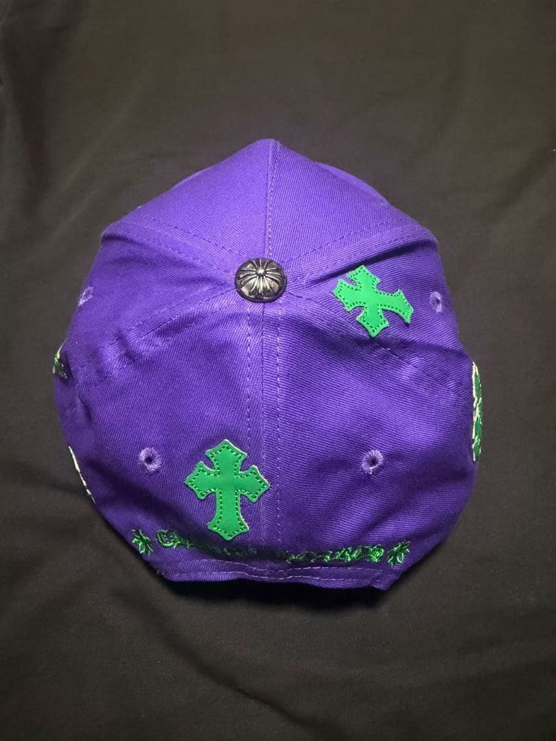 紫色の刺繍キャップ