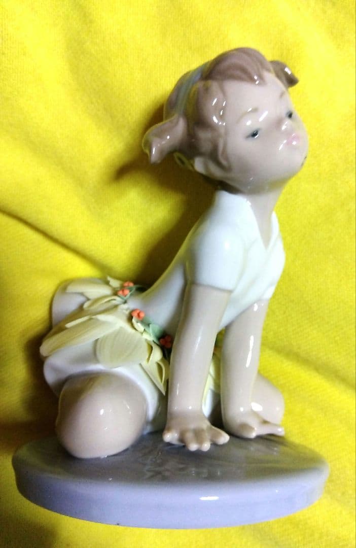 リヤドロのポーセリン（磁器）製フィギュリンOopsy Daisy