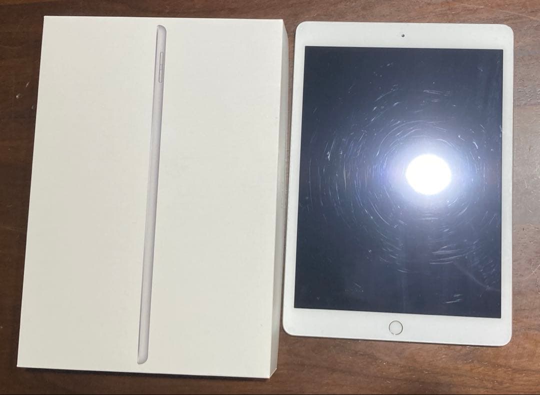 Apple ipad 第7世代 32GB wi-fiモデル　シルバー　カバー