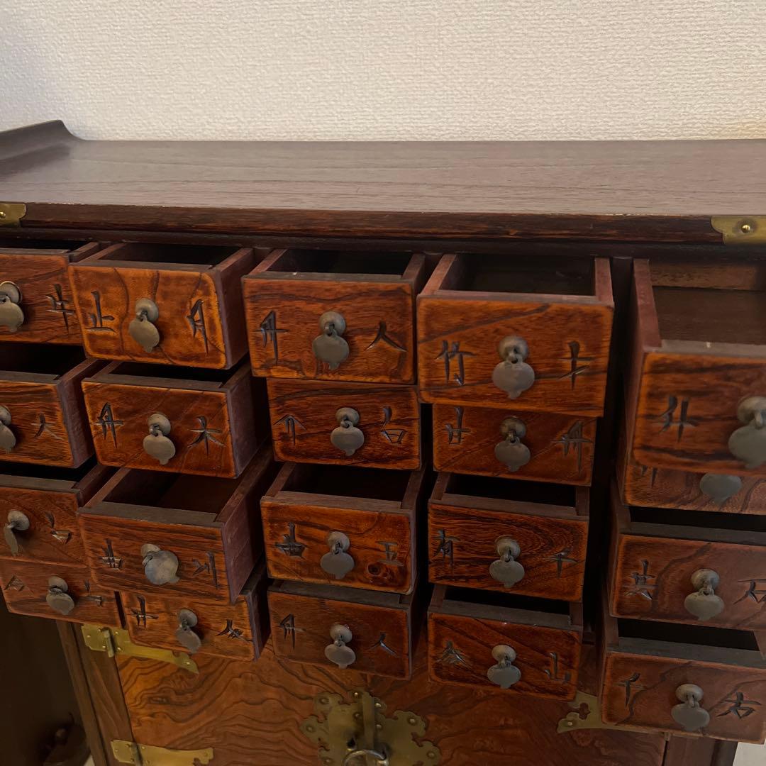 伝統的な木製箪笥 引き出し付き