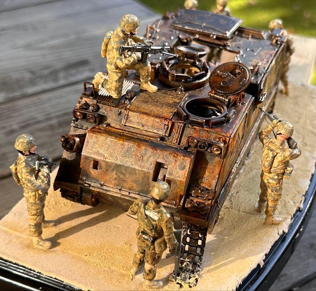 完成品プラモデル1/35 アメリカ M113A2 デザートワゴン＆兵士7体