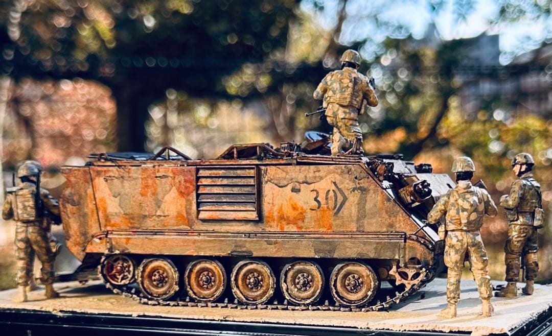 完成品プラモデル1/35 アメリカ M113A2 デザートワゴン＆兵士7体