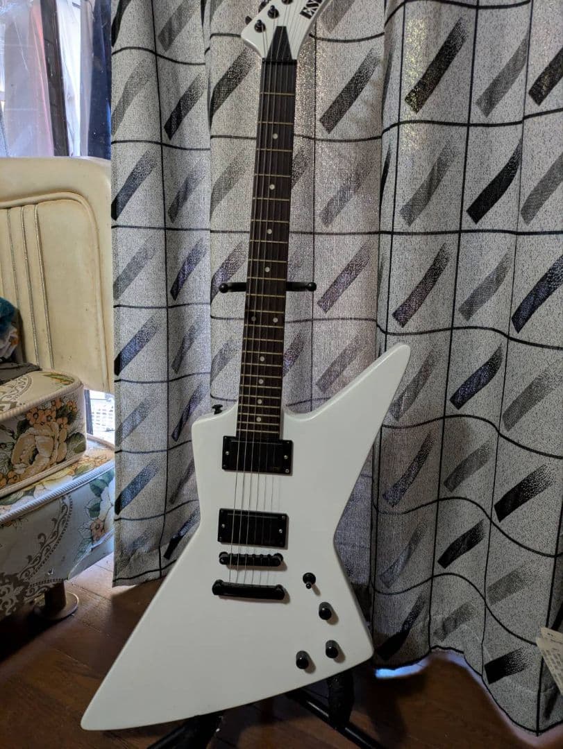 v*u様 エクスプローラー型エレキギター ホワイト　ノーブランド