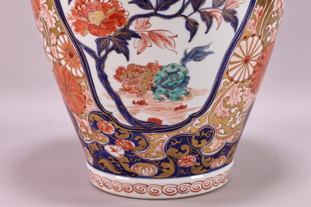 古伊万里　大明成化年製銘　牡丹唐獅子図　大壺　金彩　獅子摘蓋　54㎝ BJ179