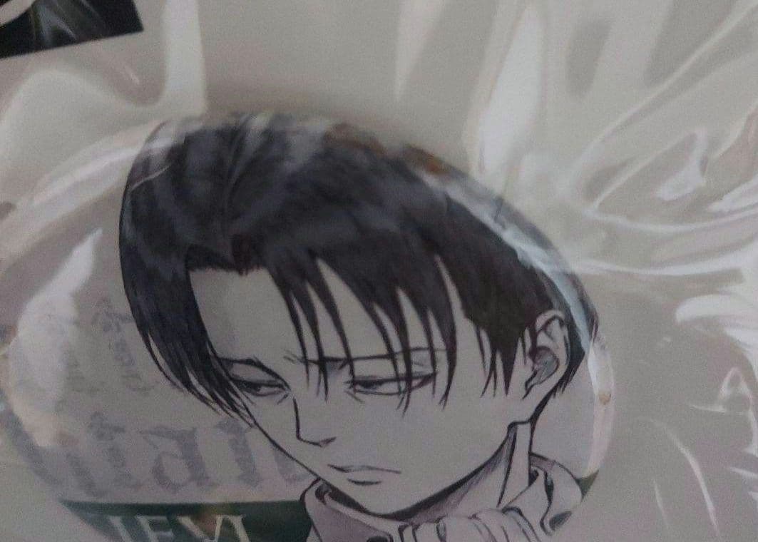 進撃の巨人　エレン　リヴァイ 缶バッジ