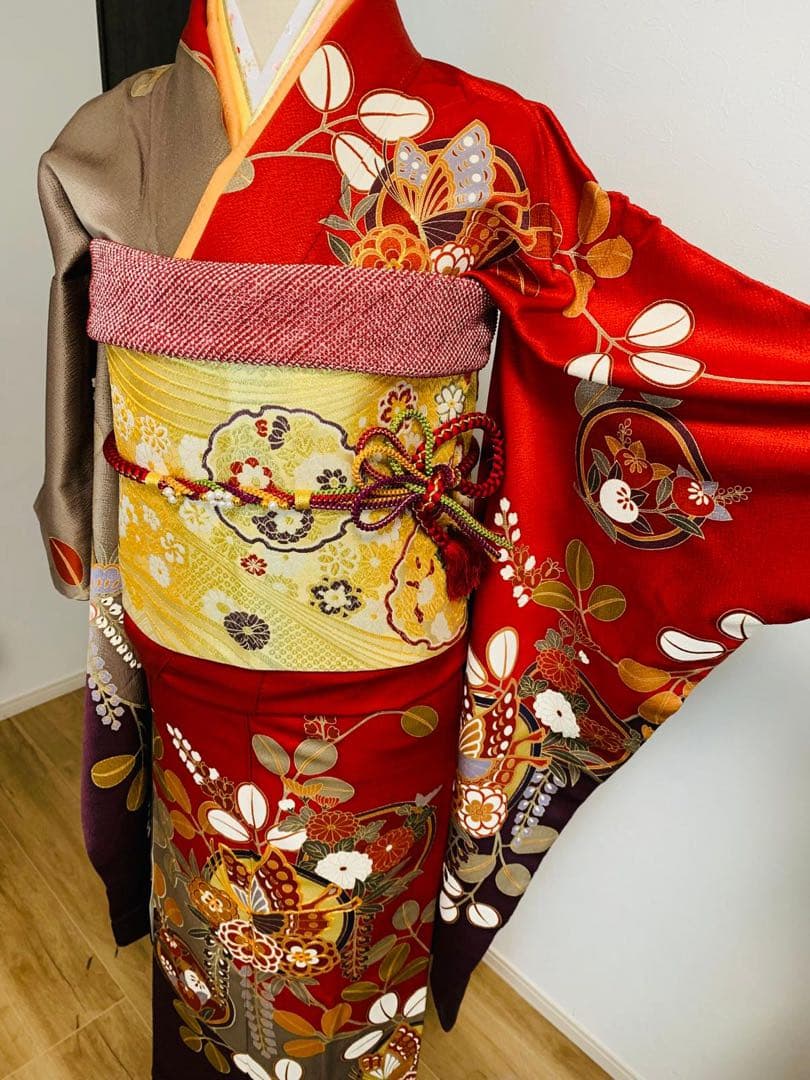 振袖フルセット豪華振袖　駒刺繍　舞蝶花丸文　金彩　正絹