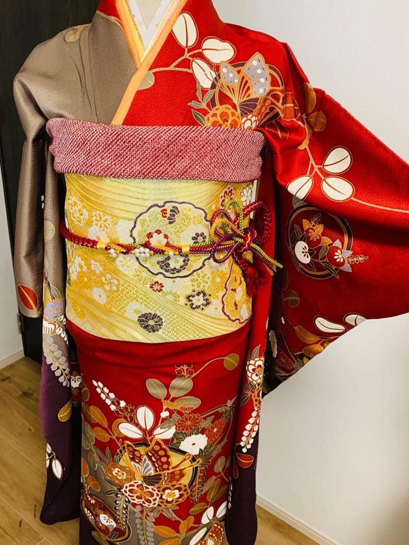 振袖フルセット豪華振袖　駒刺繍　舞蝶花丸文　金彩　正絹