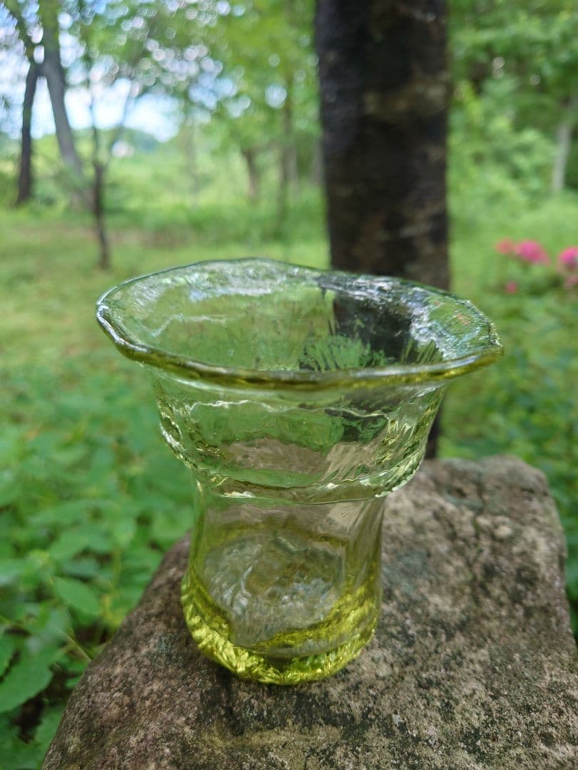 野田収　個展作品　手びねりのグラス(Ｂ）新島硝子　コーガ石　自然の緑色
