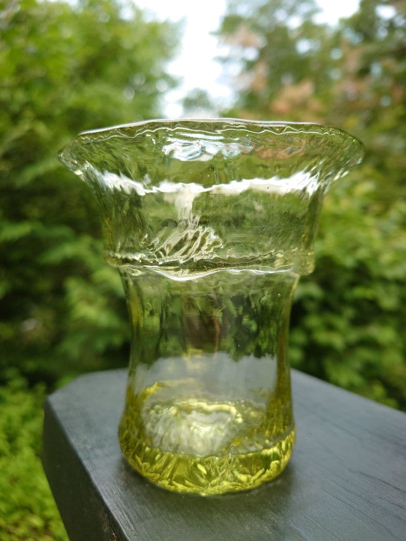 野田収　個展作品　手びねりのグラス(Ｂ）新島硝子　コーガ石　自然の緑色
