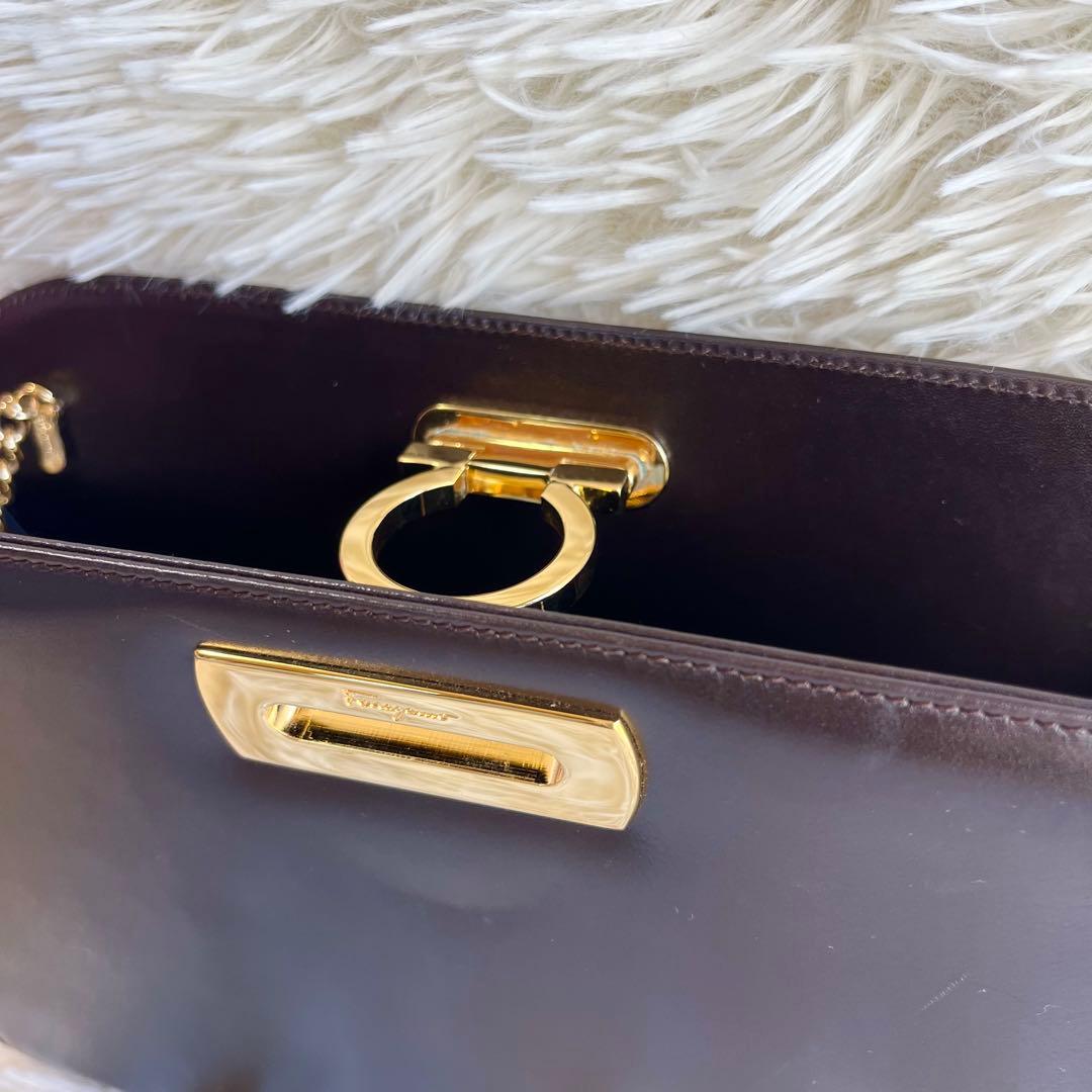 サルヴァトーレフェラガモ ガンチーニ チェーン　ショルダーバッグ ブラック