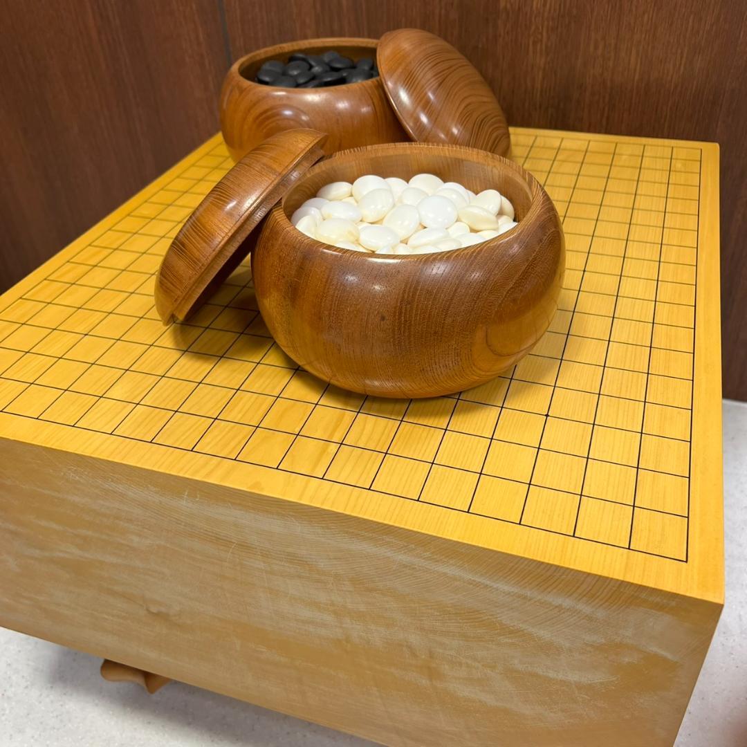 囲碁 碁盤と碁石のセット 脚付碁盤 本格的 高級碁盤 木製カバー(桐覆い)付き