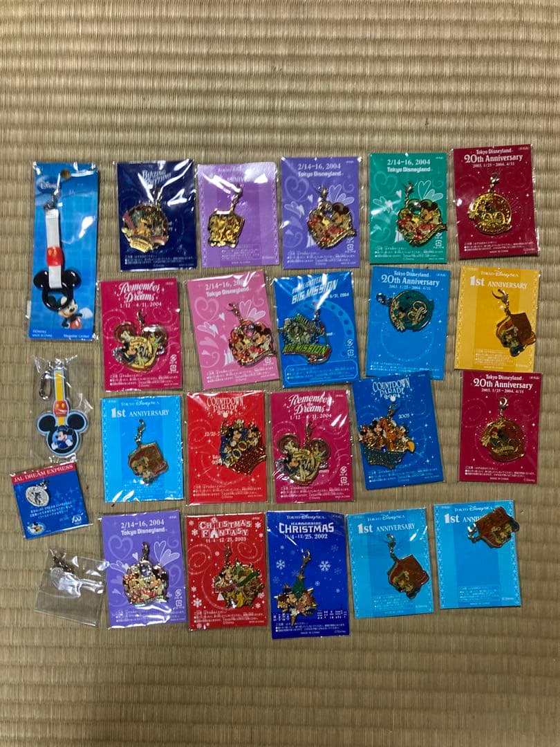 ディズニーグッズ　ピンバッジやキーホルダー大量まとめ売り