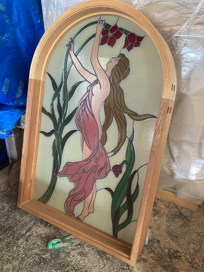 ステンドガラス 女性シルエット 花デザイン ガラスアート 窓