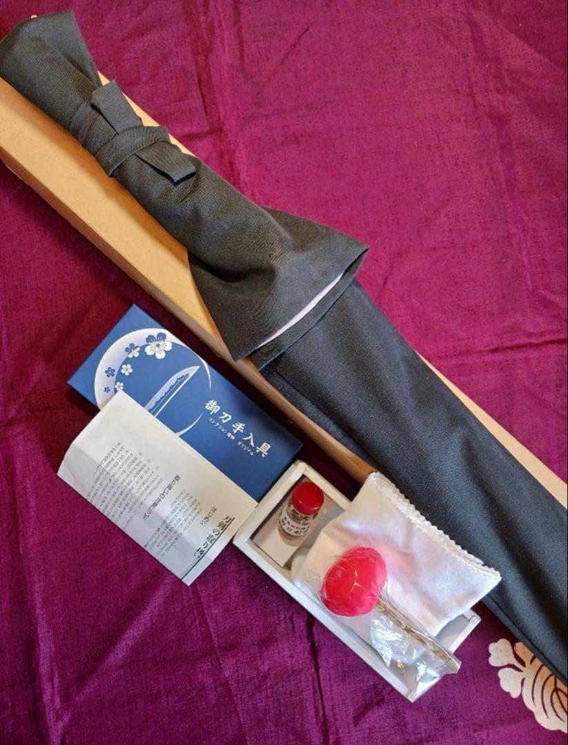 模造刀真剣拵え 鞘.黒呂離れ千段、本朴木鮫牛革巻き鉄鍔.鉄縁頭お手入れセット付き