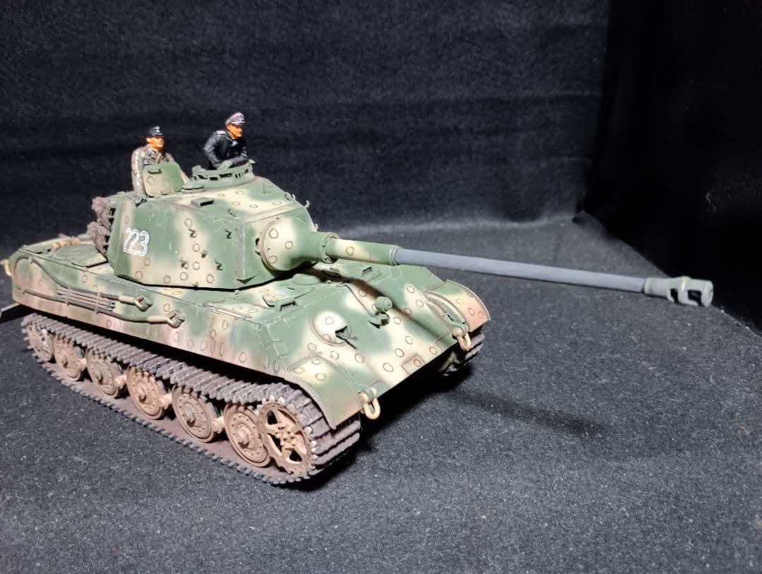 アカデミー1/35キングタイガー完成品