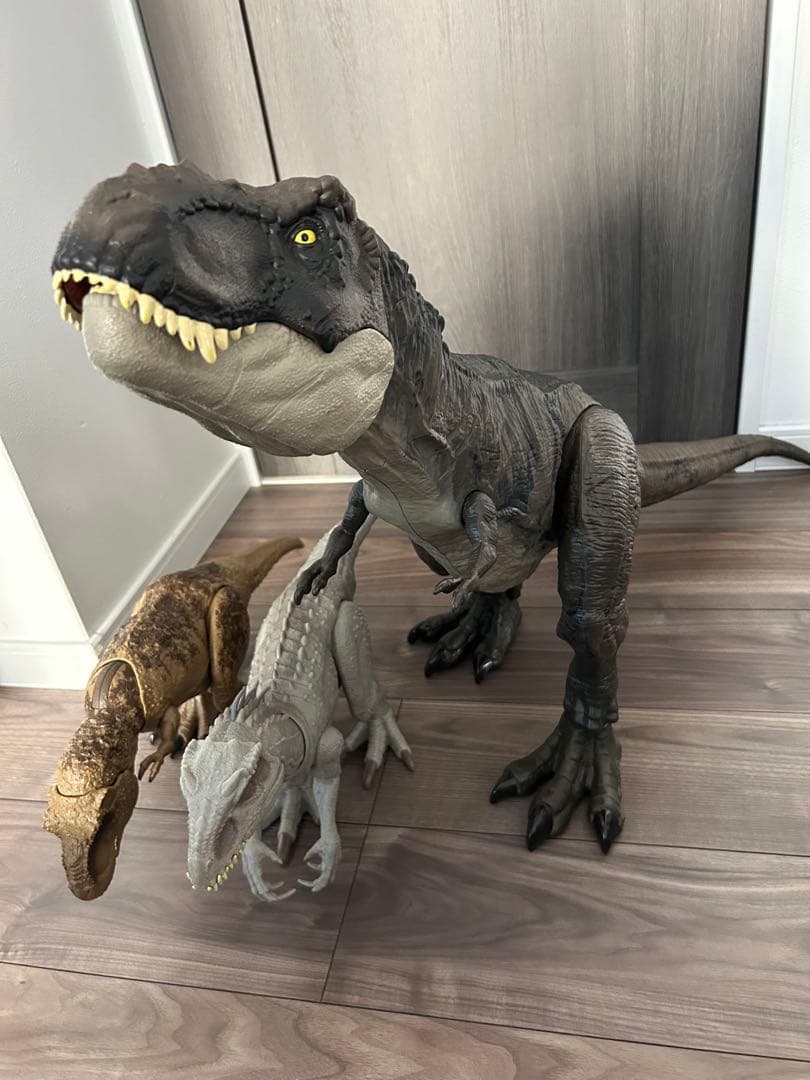 ジュラシックワールド　恐竜　ティラノサウルス　インドミナスレックス　おもちゃ