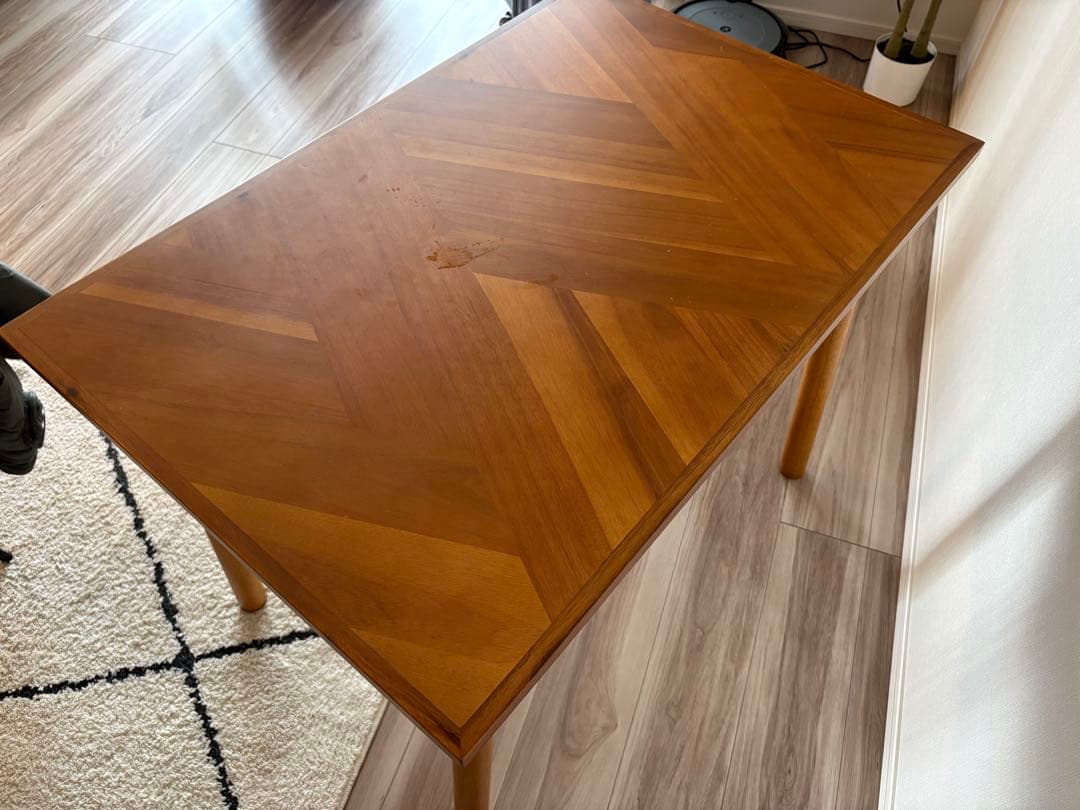 アカシア材のモザイク柄ダイニングテーブル