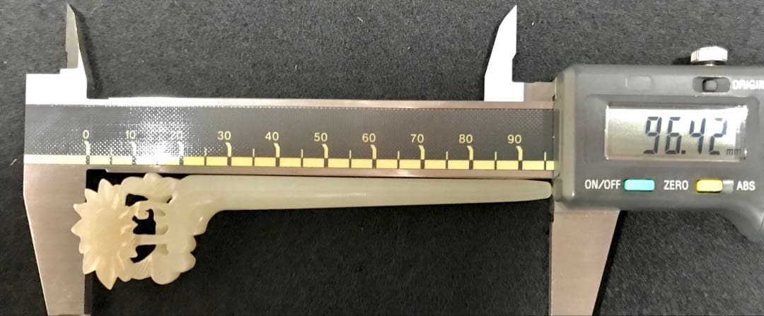 玉飾り物　 4点セット　鏤空彫刻 時代物 細密雕刻 極細工 根付 賞物　美術品