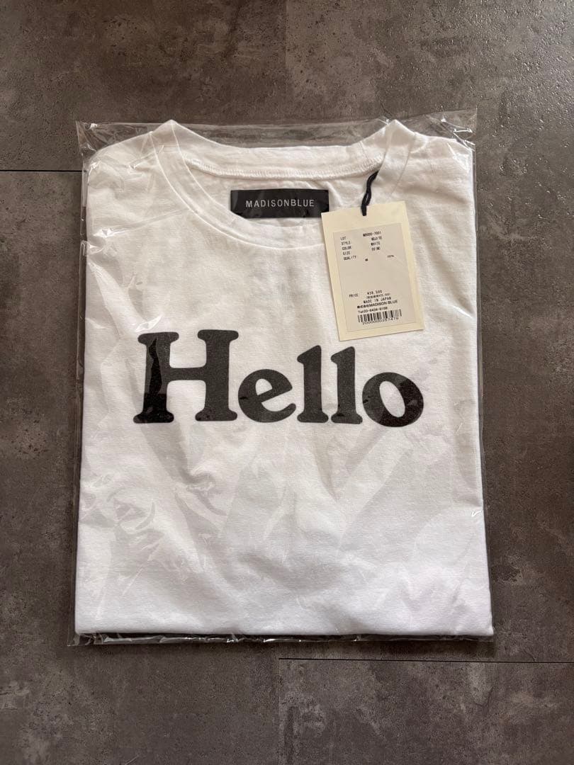 MADISONBLUE HELLO Tシャツ