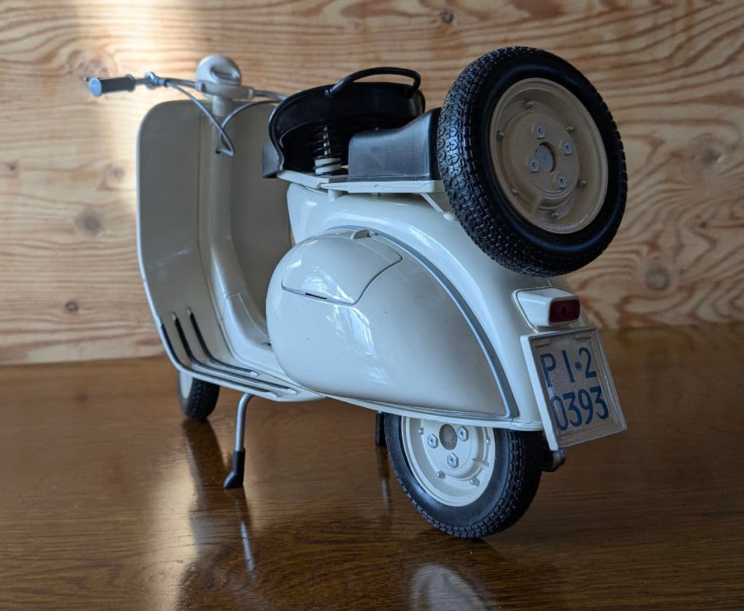 Vespa 1:6 ダイキャストモデル ホワイト