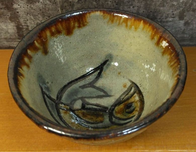 人間国宝 金城次郎 魚紋ぐい呑 栞 共箱 美品 やちむん 壺屋焼 壷屋焼