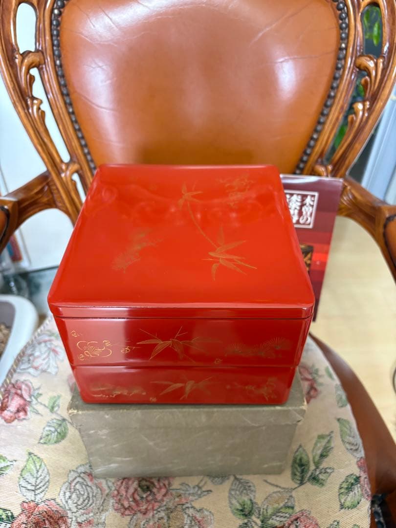 未使用に近い　木曽檜漆重箱　朱色の重箱 金色の模様