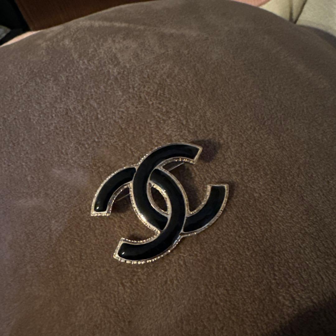 CHANEL ブラックロゴブローチ