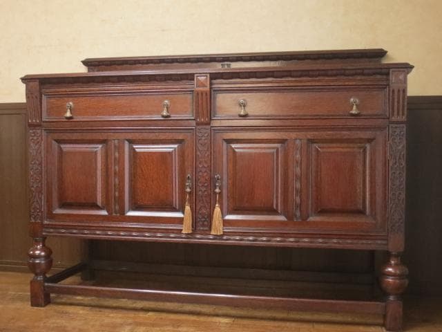 イギリス アンティーク オーク材 ブルボーズレッグ 彫刻 サイドボード 鍵付き