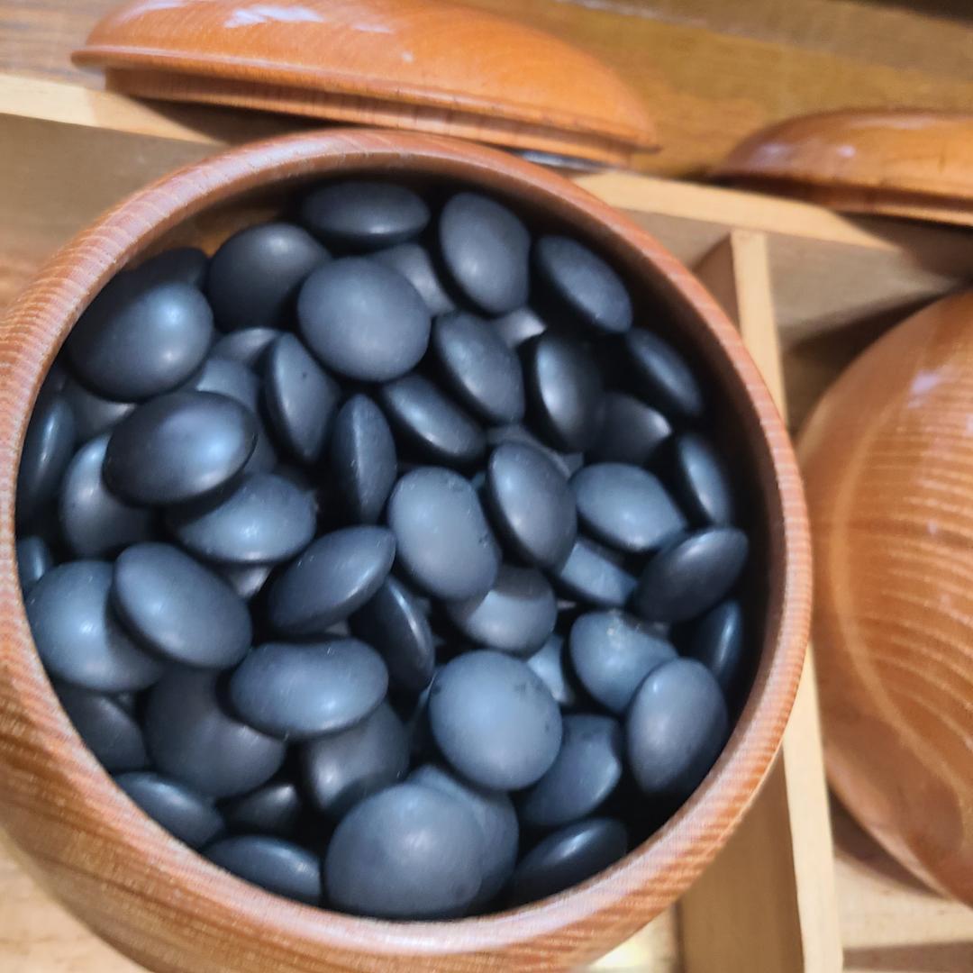 高級　囲碁盤 脚付き へそ有り 碁石・碁筒セット（ケース付き）