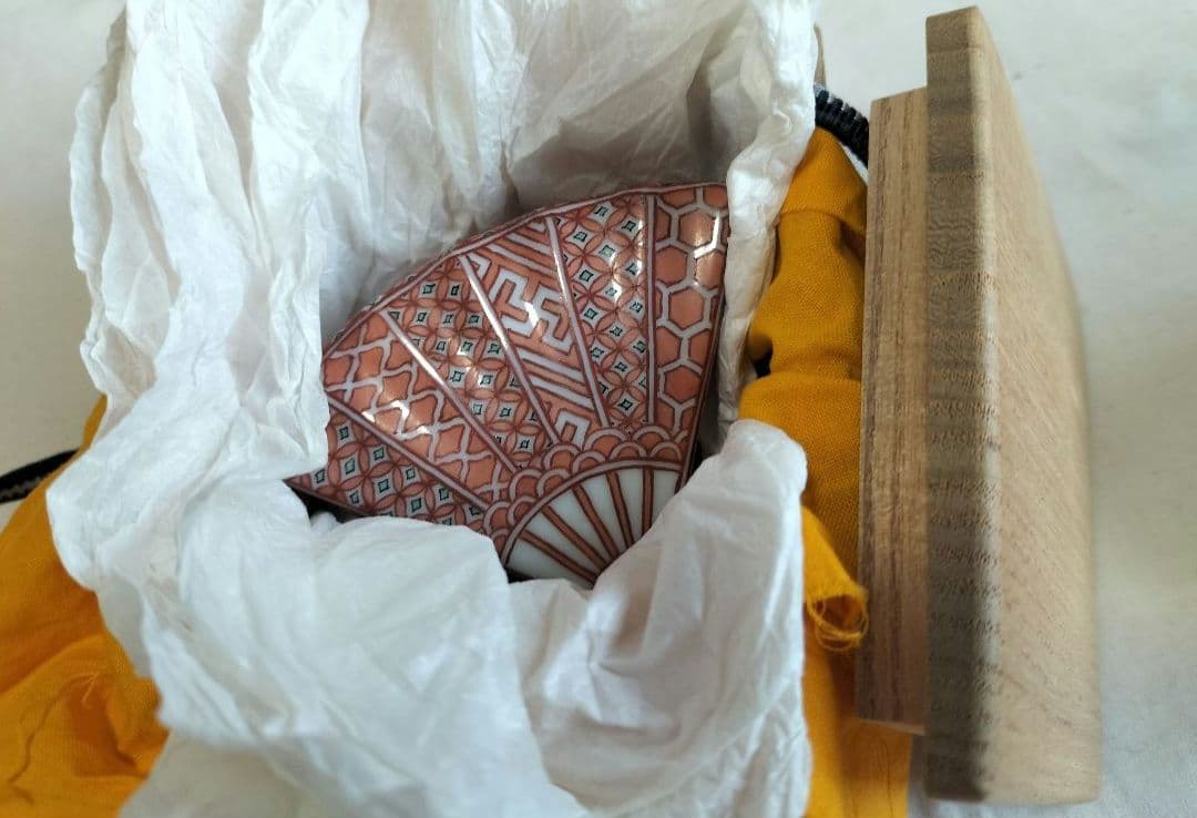 三浦竹泉作 香合 赤絵開扇