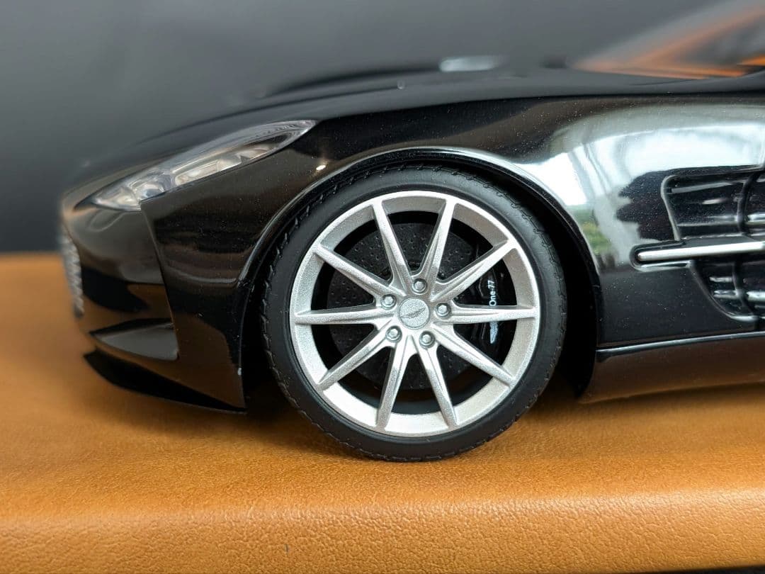 オートアート 1/18 ASTON MARTIN ONE-77 ブラックパール