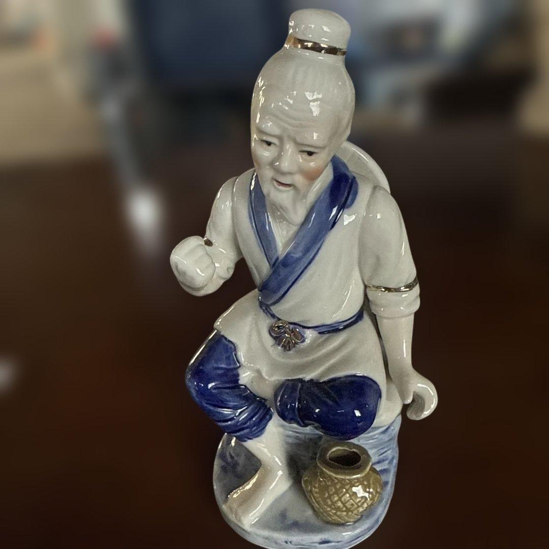 青白陶器 男性像 壺を持つ釣り竿なし。